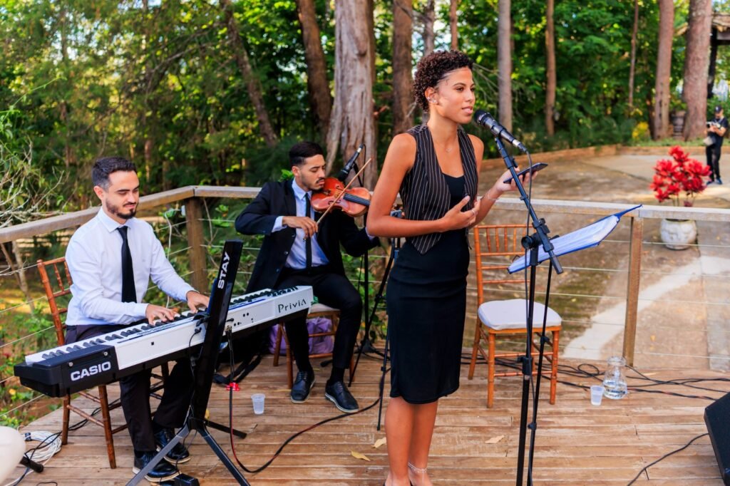 Trio da Opus com voz, piano e violino em cerimônia ao ar livre